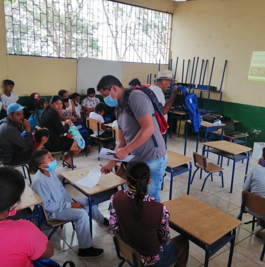 Entrega de kits escolares en una escuela rural