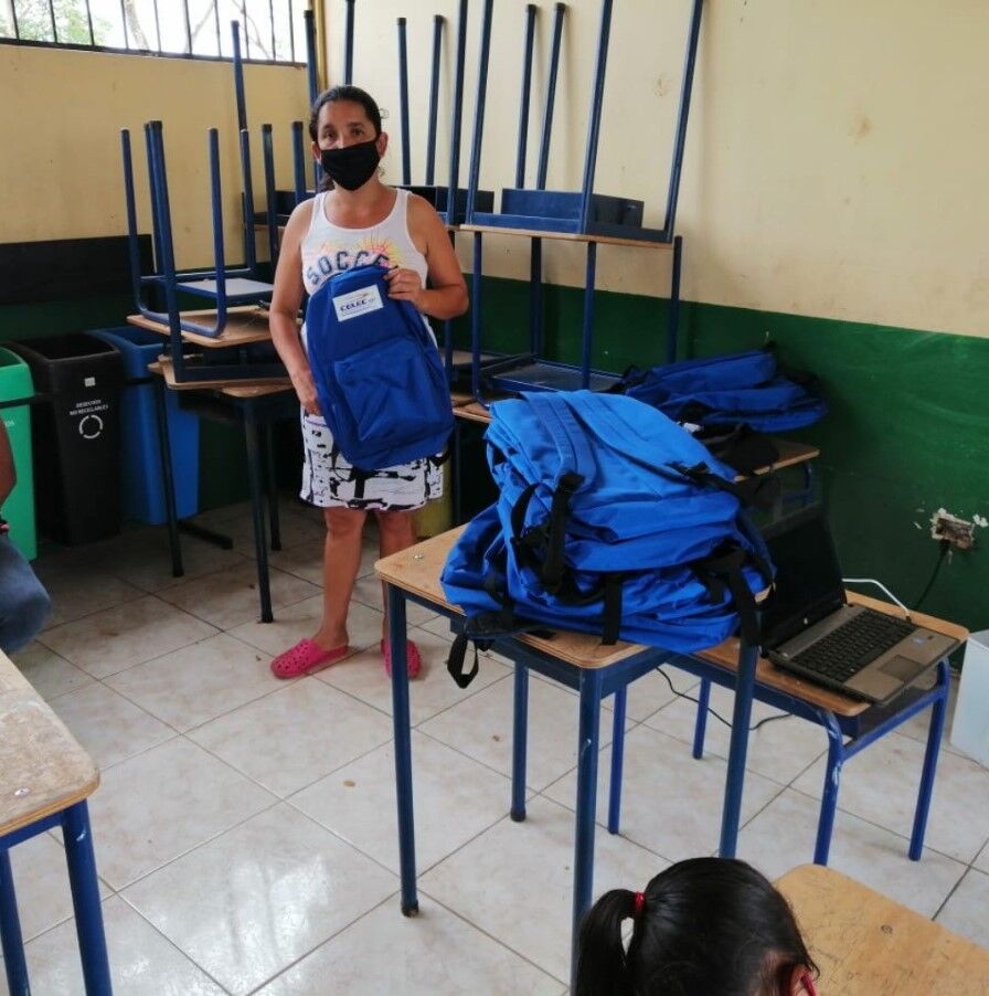 Entrega de mochilas escolares
